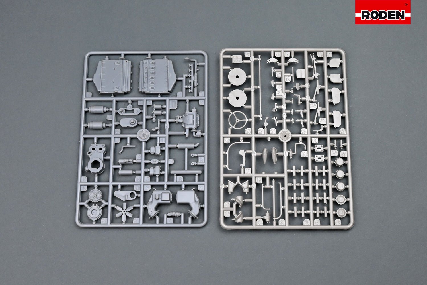 Roden GMC PD3751 "Silverside" Trailways Bus Plastic Model Kit, 1/35 Scale