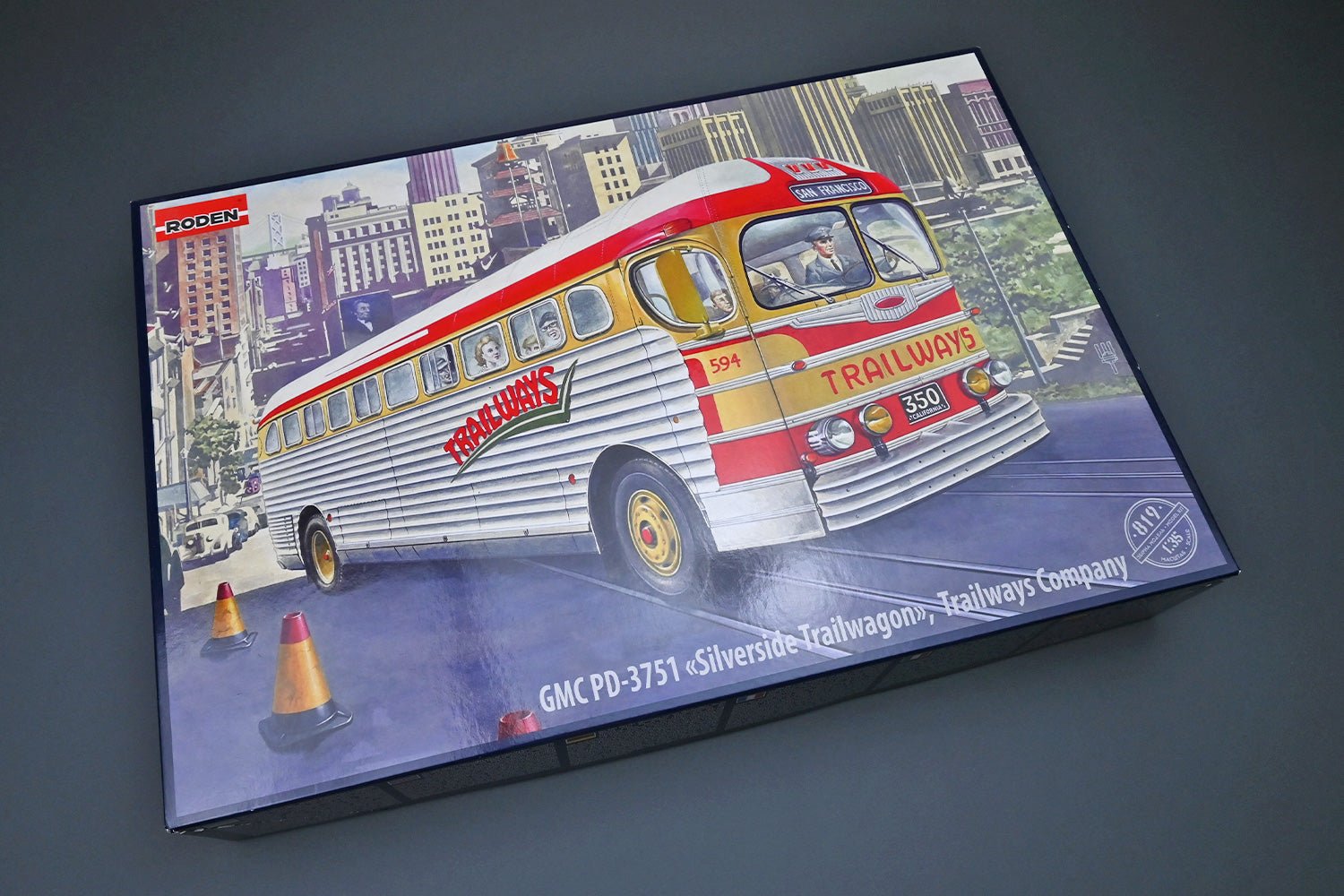 Roden GMC PD3751 "Silverside" Trailways Bus Plastic Model Kit, 1/35 Scale
